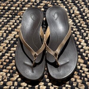 OluKai Ho’Opio flip flops tan/gold 7